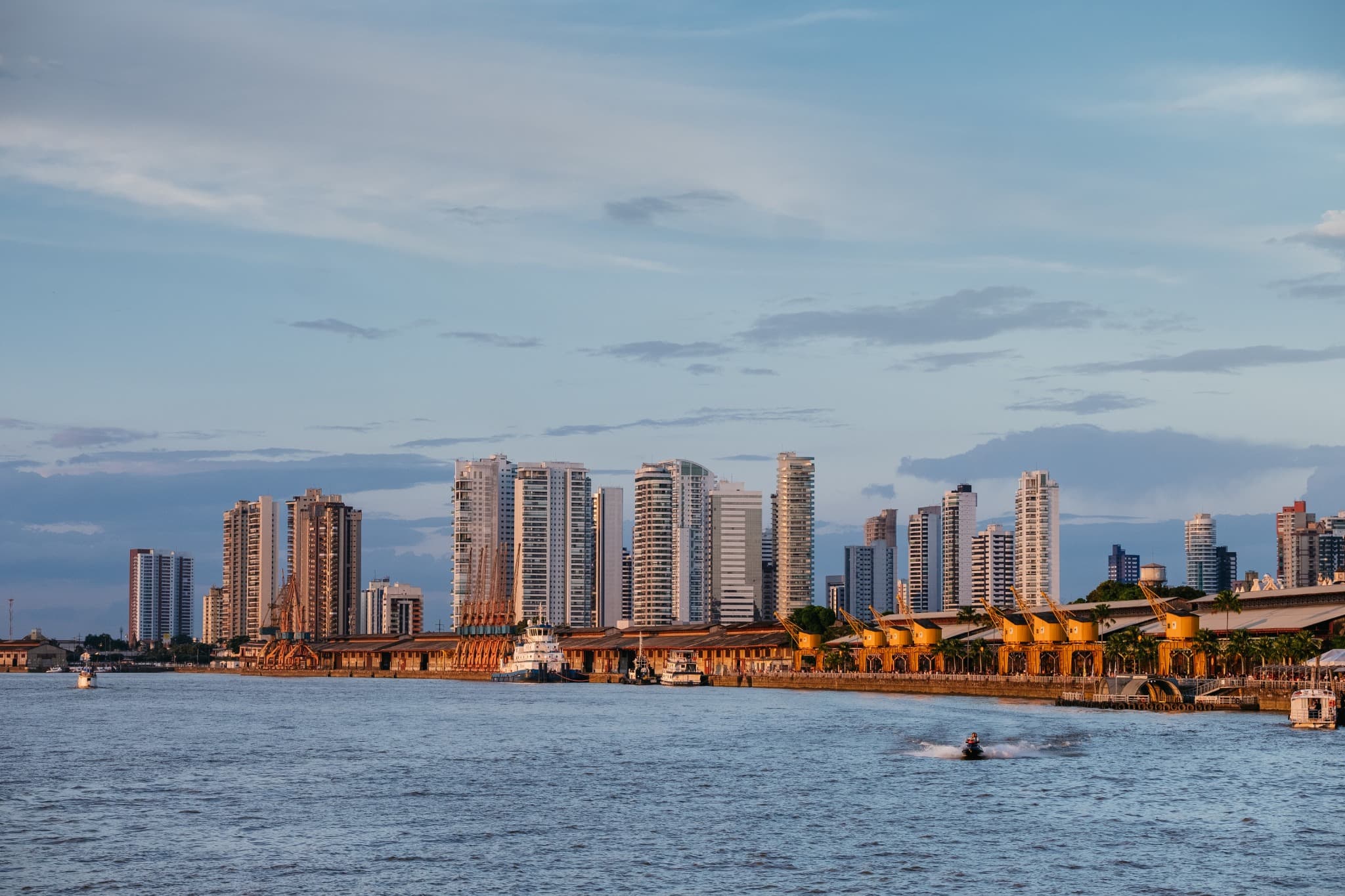 Orla de Belém com a Estação das Docas ao entardecer